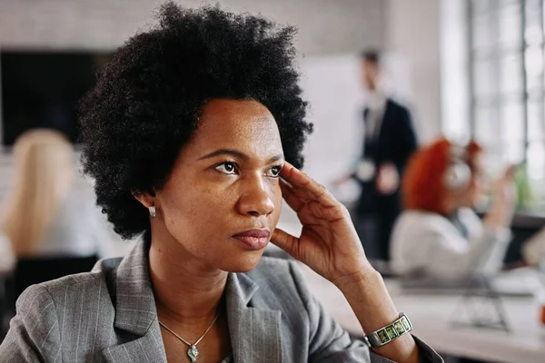 African American Businesswoman Looking Thoughtful While Being Office People Background — Stockfoto