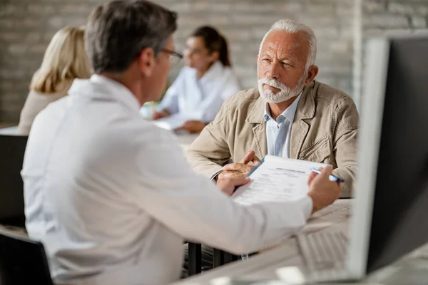 Mature Man Healthcare Expert Talking Medical Records While Making Health — Fotografia de Stock