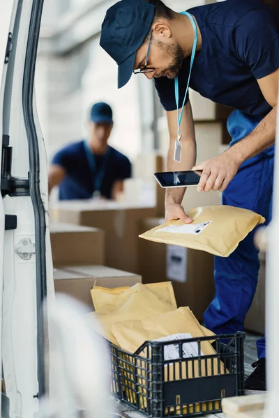 Delivery Man Preparing Package Shipment Scanning Bar Code Label Digital — Foto Stock