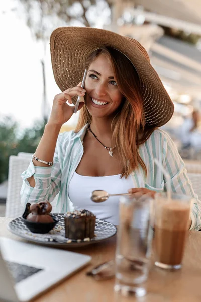 Happy Woman Talking Mobile Phone While Having Dessert Cafe — Stockfoto