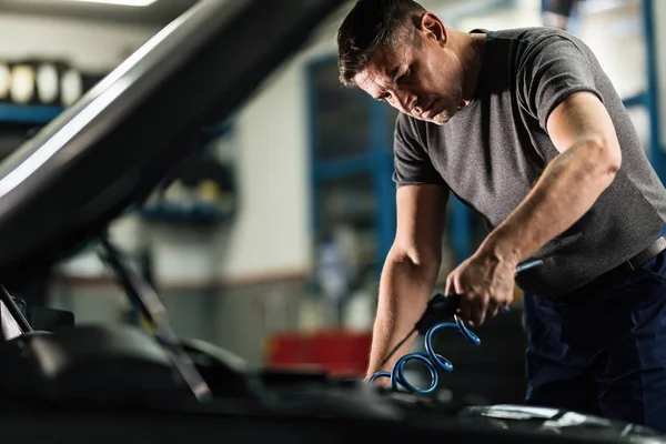 Auto Mechanic Repairing Car Engine Workshop — Fotografia de Stock