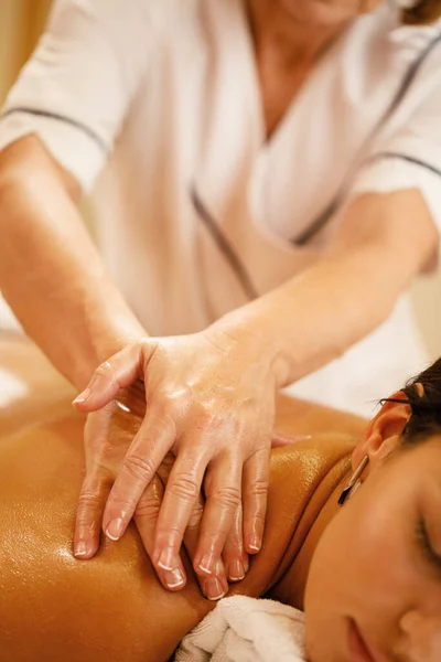 Close Therapist Massaging Woman Shoulder Spa — ストック写真