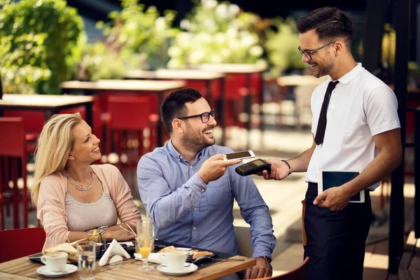 Happy Couple Using Mobile Phone Making Contactless Payment Waiter Restaurant — Fotografia de Stock