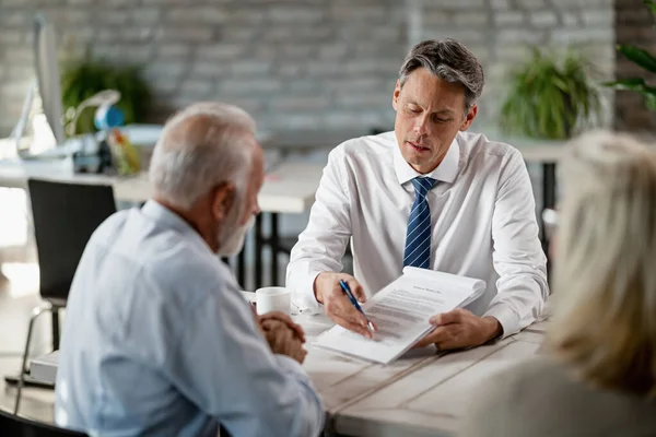 Bank Manager Explaining Insurance Documents His Senior Clients Consultations Office — Fotografia de Stock