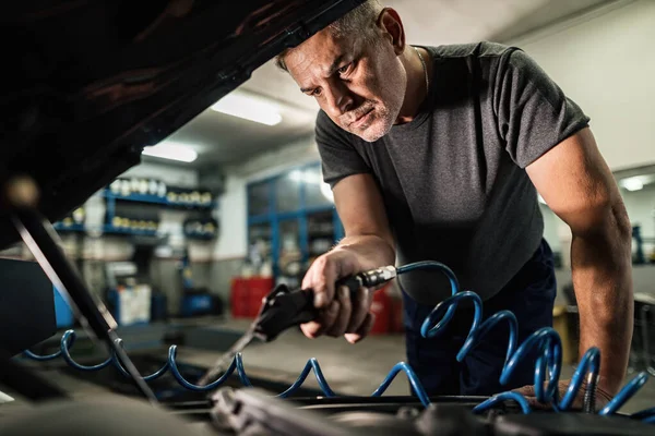 Auto Repairman Using Air Blow Gun While Repairing Car Engine — Fotografia de Stock