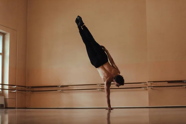 Back View Male Dancer Doing One Arm Handstand Ballet Studio — Foto de Stock