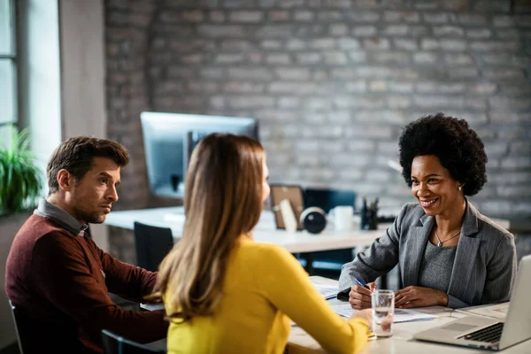 Happy African American Advisor Couple Planning Future Investments Meeting — Fotografia de Stock