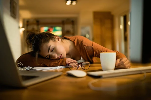 Young Tired Woman Napping Her Desk While Working Late Night — Foto de Stock