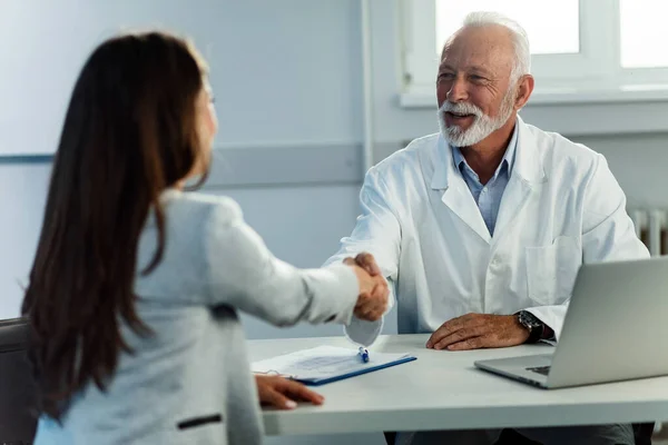 Senior Doctor Shaking Hands Female Patient While Meeting Doctor Office — Foto Stock