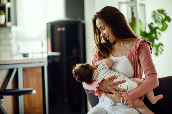 Smiling Mother Breastfeeding Her Baby Daughter While Being Home — Foto de Stock