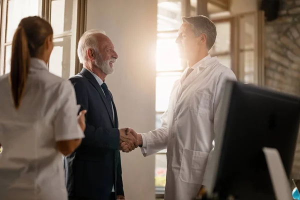 Ευτυχισμένος Ανώτερος Επιχειρηματίας Και Άνδρας Γιατρός Σφίγγει Χέρι Στην Ιατρική — Φωτογραφία Αρχείου