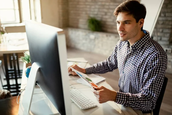 Young Economist Analyzing Business Progress Working Desktop Office — Photo