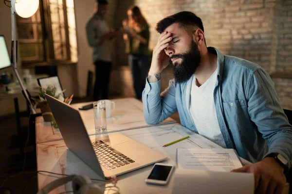 Exhausted Businessman Holding His Head Pain While Working Late Office — Foto de Stock