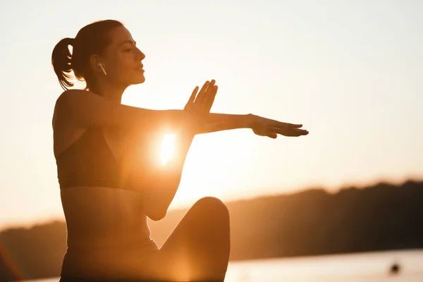 Young Sportswoman Exercising Morning Stretching Her Arms — ストック写真