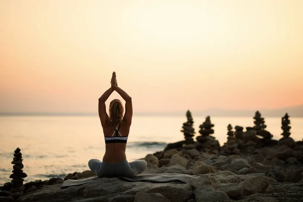 Rear View Woman Practicing Yoga Dusk Rock Sea Copy Space — ストック写真