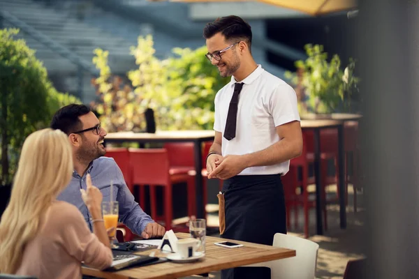 Young Happy Waiter Talking Couple Restaurant — Fotografia de Stock