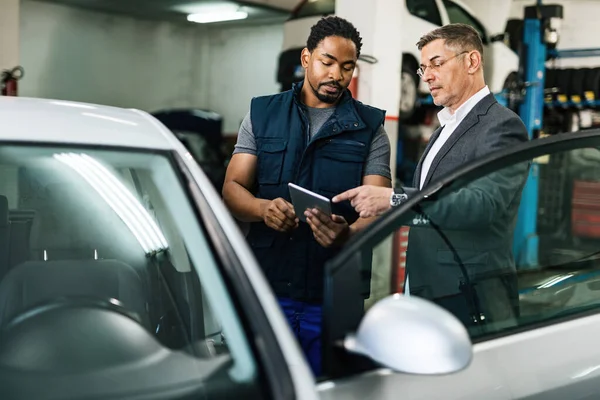 African American Auto Mechanic Businessman Cooperating While Using Digital Tablet — ストック写真