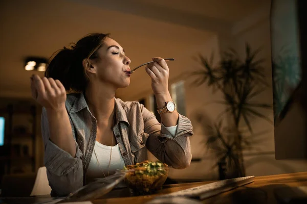 Low Angle View Young Woman Eating Salad Her Eyes Closed —  Fotos de Stock