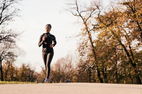 Full Length Black Sportswoman Jogging Autumn Day Nature Copy Space — Stock Fotó