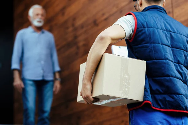 Back View Courier Making Home Delivery His Customer — Zdjęcie stockowe