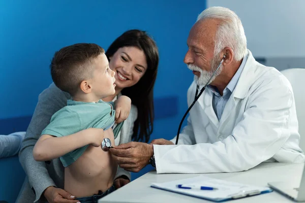 Little Boy Having Medical Examination Senior Pediatrician While Being His — Fotografia de Stock