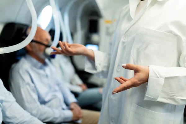 Unrecognizable Female Doctor Communicating Patient Hyperbaric Oxygen Therapy Clinic — Stockfoto