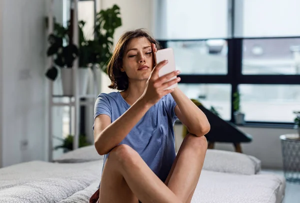 Unhappy Woman Reading Bad News Cell Phone Crying While Sitting — Foto de Stock