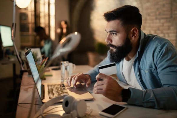 Young Businessman Using Laptop Credit Card While Buying Internet Night — Foto de Stock