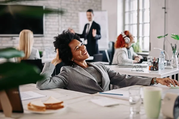 Happy Black Businesswoman Feeling Satisfied Working Day Relaxing Office People — Φωτογραφία Αρχείου