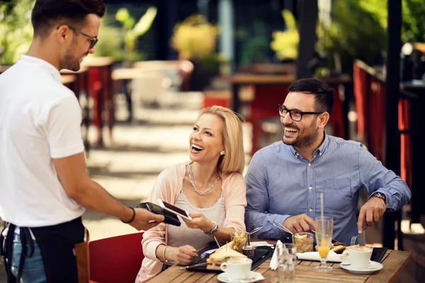 Happy Couple Having Lunch Bar Woman Paying Bill Her Smart — Foto de Stock