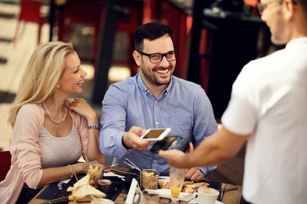 Happy Man Having Lunch His Girlfriend Bar Paying Bill His — Stockfoto