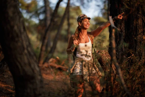Happy Woman Hiking Nature Pointing Something Distance Sunset — Stock Photo, Image