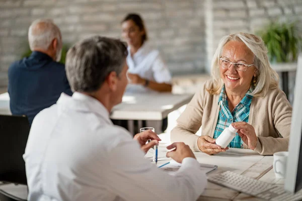 Happy Senior Woman Her Doctor Talking Her Prescription Pills Consultations — Fotografia de Stock