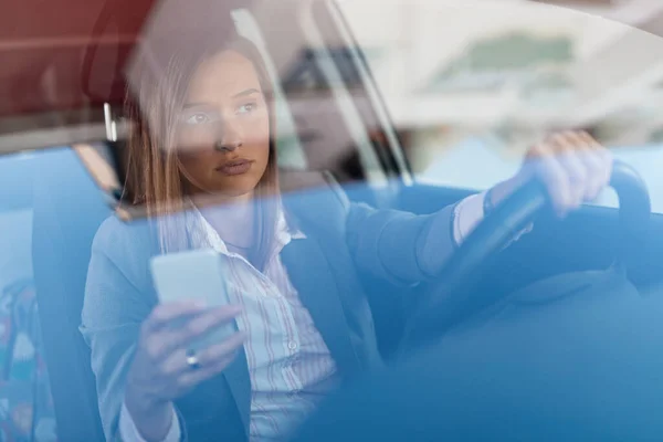 Beautiful Businesswoman Driving Work Using Cell Phone Wheel View Glass — Foto de Stock