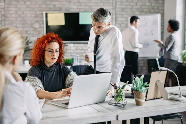 Annoyed Businesswoman Working Computer While Her Executive Manager Looking Her — Zdjęcie stockowe