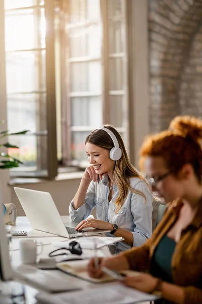 Happy Female Freelancer Working Computer While Listening Music Headphones Office — Stock Fotó