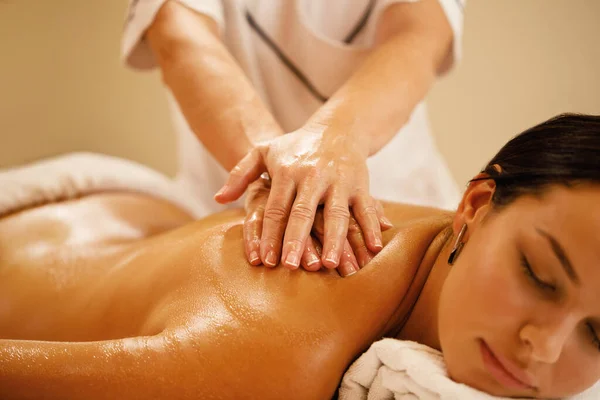 Close Woman Relaxing Back Massage Spa Salon — 图库照片