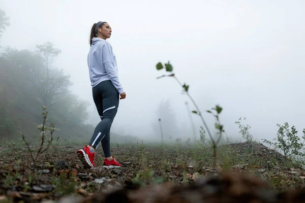 Low Angle View Sportswoman Talking Walk Nature Cold Foggy Weather — Stock Fotó