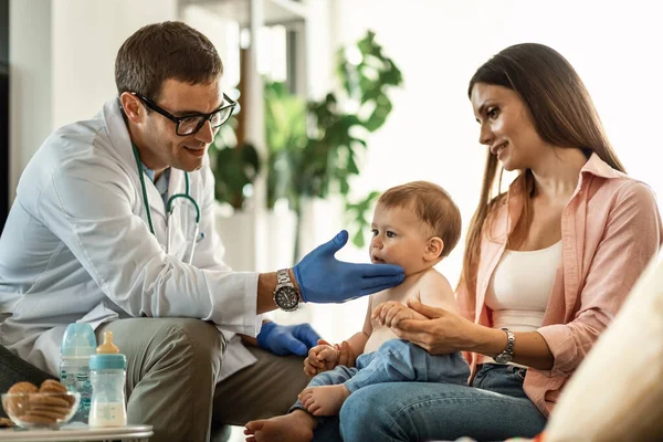 Cute Baby Boy His Mother Medical Exam Pediatrician Office — Foto Stock