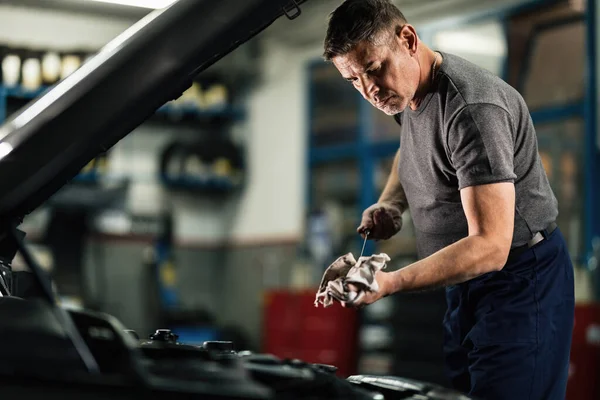 Auto Mechanic Measuring Oil Level Car Engine Repair Workshop —  Fotos de Stock