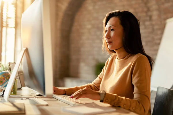 Asian Female Entrepreneur Using Desktop While Working Office — Stok fotoğraf