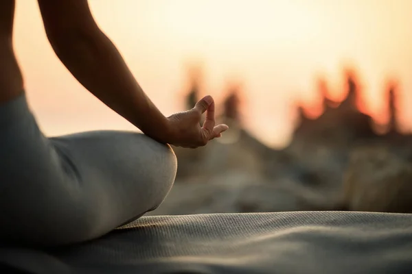 Close Woman Lotus Position Doing Yoga Relaxation Exercises Sunset — ストック写真