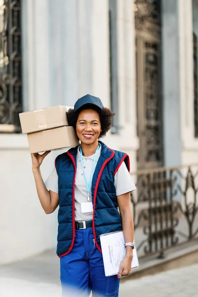 Portrait Happy Black Delivery Woman Carrying Packages Looking Camera Outdoors — Stockfoto