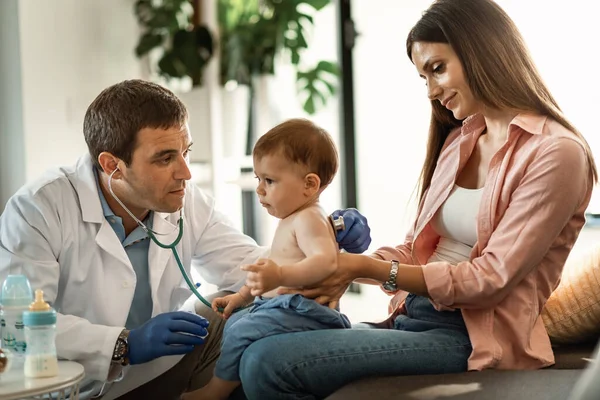 Small Boy Having Medical Examination Pediatrician While Being His Mother — 图库照片