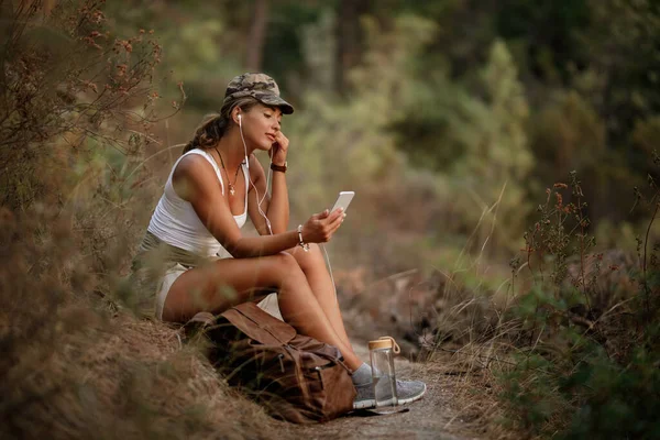 Женщина Туристка Сидит Тропинке Пользуется Мобильным Телефоном Лесу — стоковое фото