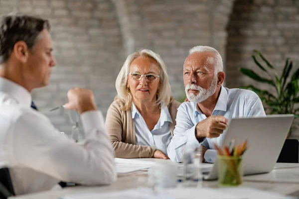 Senior Man His Wife Communicating Insurance Agent While Using Computer — Fotografia de Stock