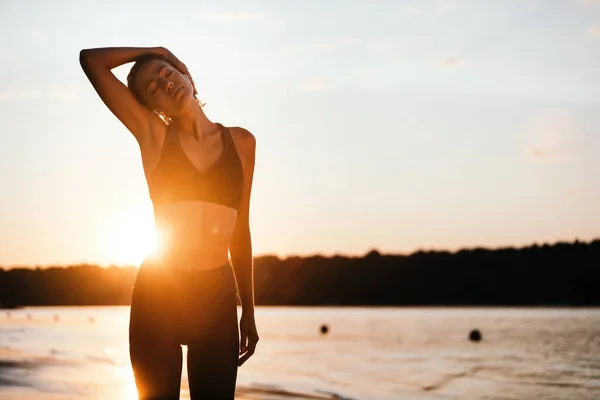 Sportswoman Warming Stretching Her Neck While Working Out Sunset River — ストック写真