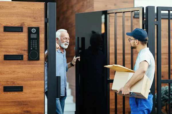 Happy Senior Man Communicating Courier Who Delivering Packages His Home — Stockfoto