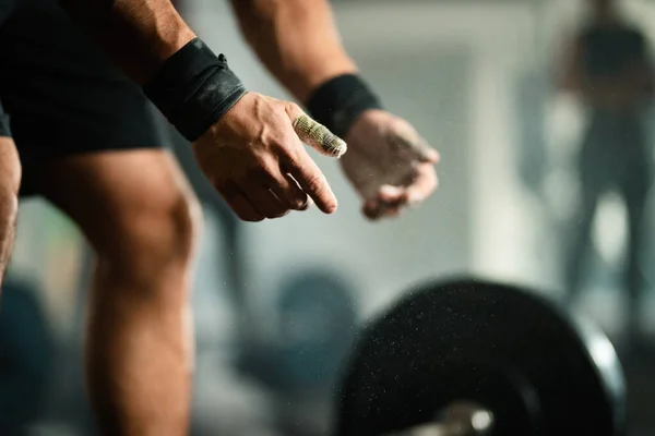 Close Athletic Man Weightlifting Strength Training Gym — Fotografia de Stock