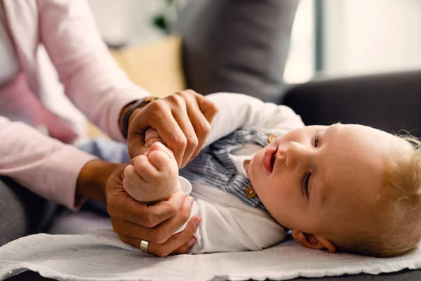Baby Boy His Mother Holding Hands While Doing Development Exercises — Foto de Stock